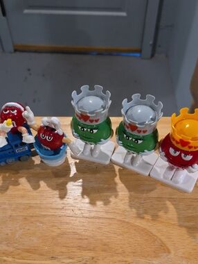 M&M'S Collectible Figures Set - Green and Red Characters with Crowns